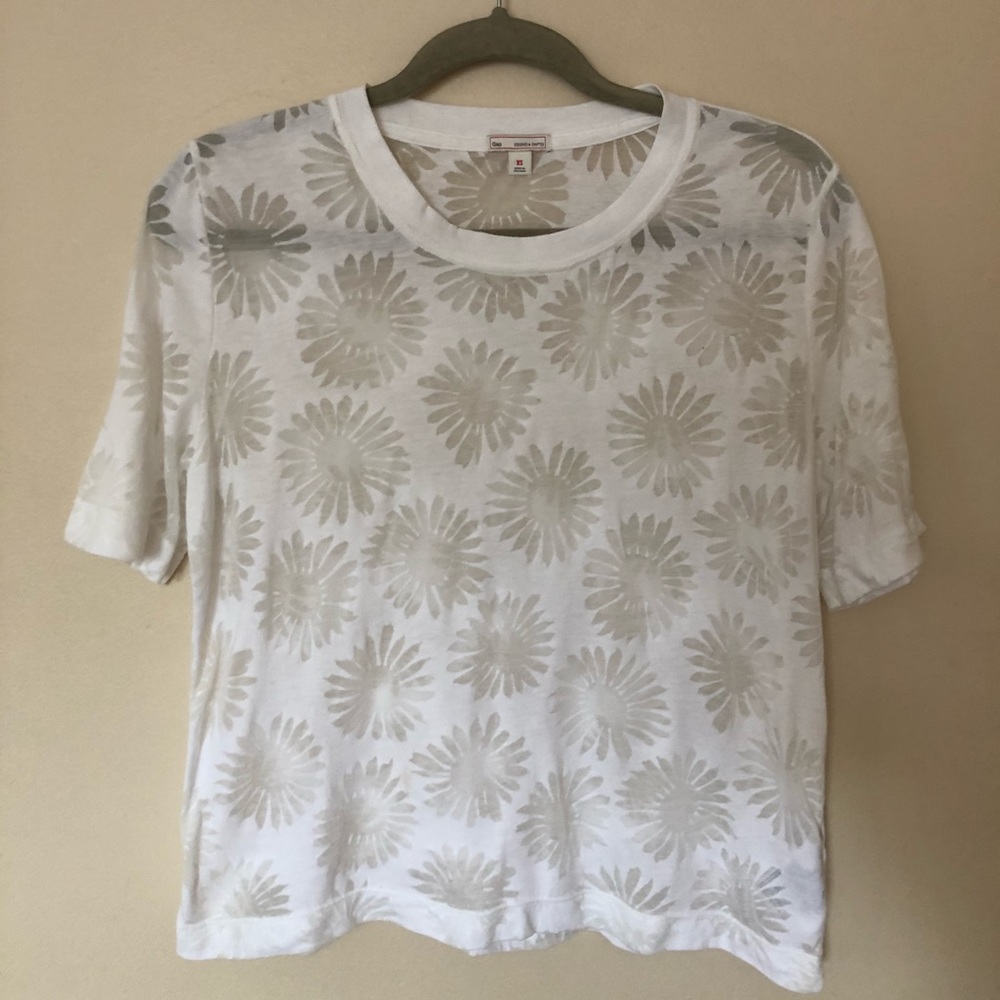 Gap ‘Sheer Daisy Tee’